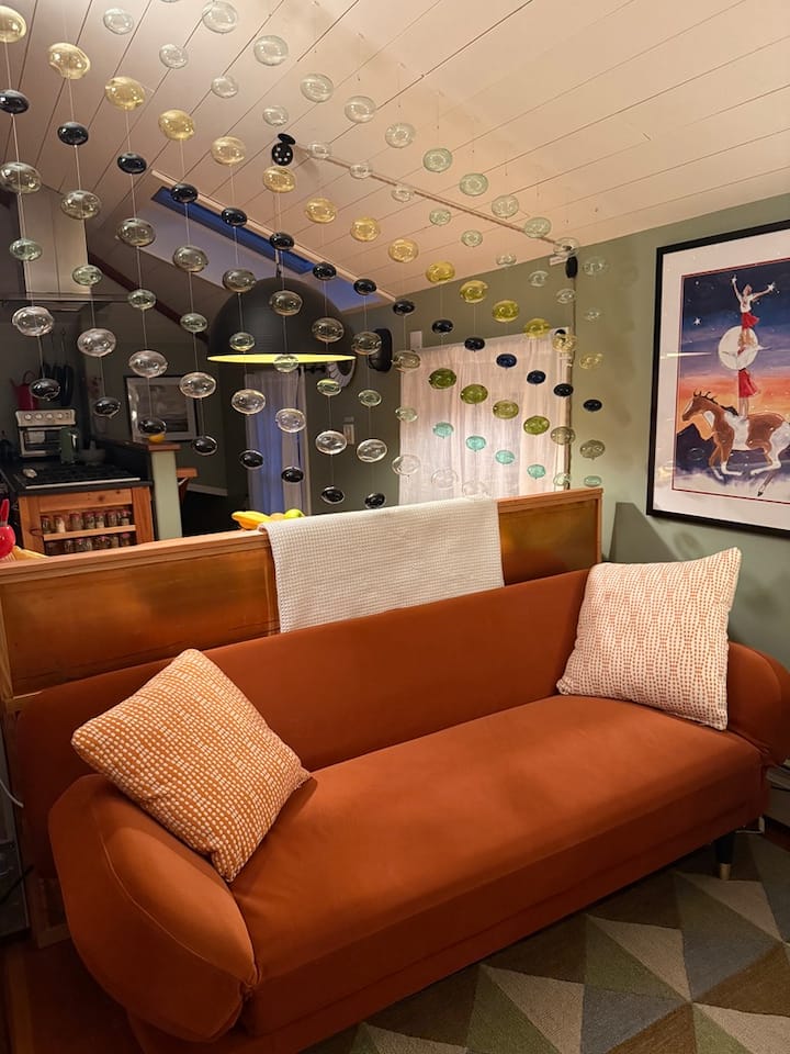 Sofabed inachukua takribani dakika 5 kubadilika kuwa kitanda kimoja. 