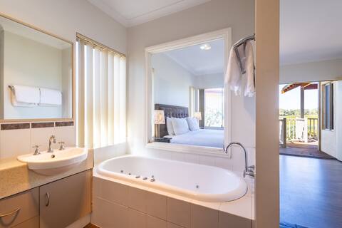 Cosy Cottage Summer Breeze 🌊 OCEAN VIEWS | SPA