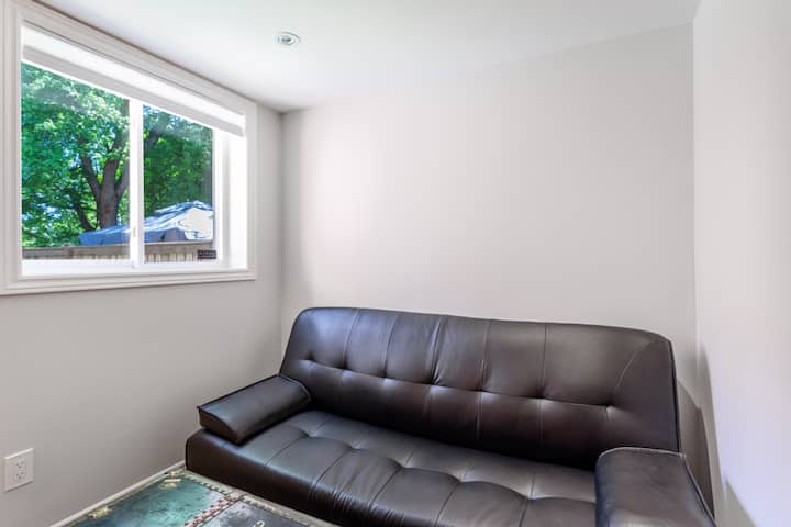 Gundua pango la starehe lililo na kitanda cha futoni cha aina mbalimbali, kilichowekwa kama kochi lenye starehe lakini kimebadilishwa kwa urahisi kuwa kitanda inapohitajika. Chumba hiki kidogo, kinachovutia kinaangaziwa na dirisha kubwa, bora kwa ajili ya kupumzika, kusoma kitabu au kukaribisha wageni wa ziada!