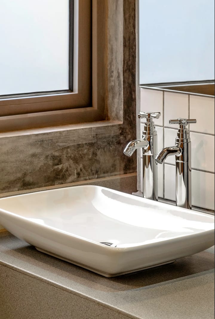 Full bathroom 2 image 1