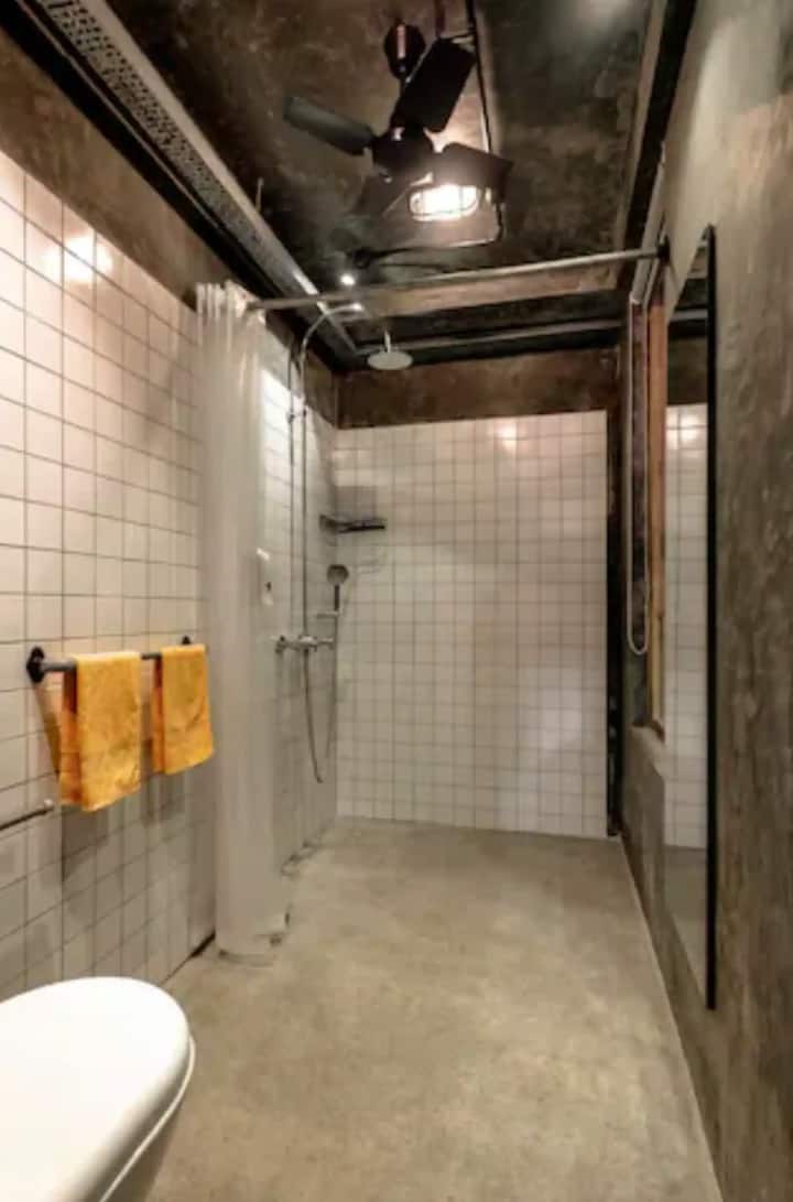Full bathroom 1 image 1