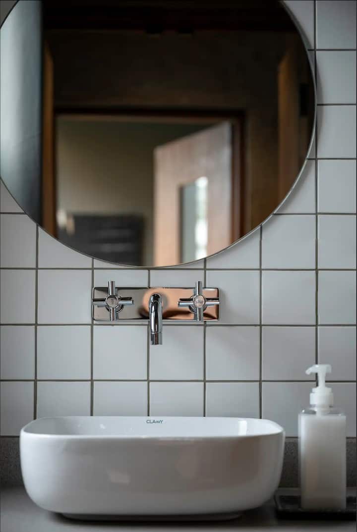 Full bathroom 3 image 1