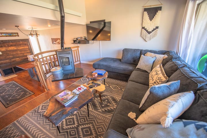 ¡Caliéntate después de un día en las pendientes cerca de la estufa de pellets! Se proporcionan pellets de madera para tu uso.