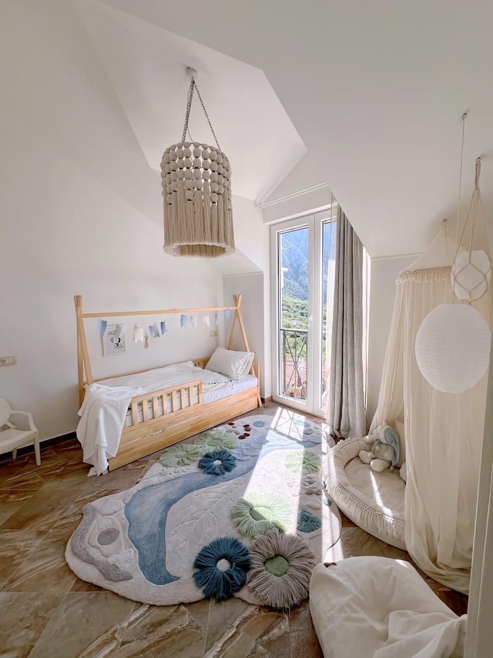 Dječji krevet: 90 x 180 cm – s drugim krevetom na izvlačenje ispod. Idealno za jedno ili dvoje djece: drugi krevet može se diskretno spremiti kako bi se dobilo više prostora ili postaviti zasebno kako bi se dobila dva puna mjesta za spavanje.
