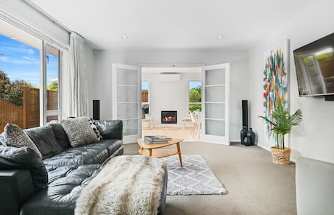 Top Airbnb: Spacious 4BR Family Home | Near Airport | Parking in Christchurch City