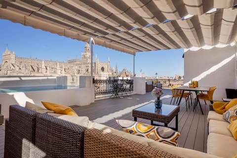 ISG Apartments: Modern attic/pool at the Cathedral