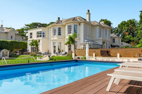 Luxury villa with swimming pool, close to beaches
