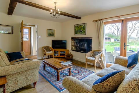 Popular Airbnb listing: Farmhouse Cottage, Cowleigh Park Farm in Malvern Hills