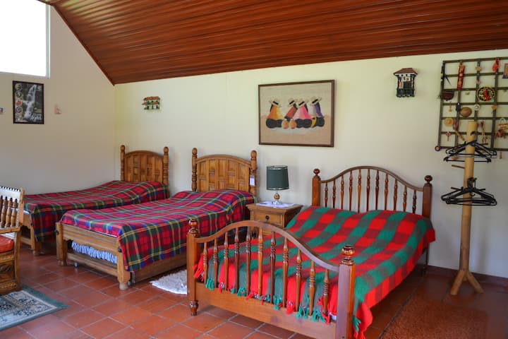 เตียงที่สะดวกสบายด้วยไม้บริสุทธิ์ผ้าห่มที่ดีและสะอาด 