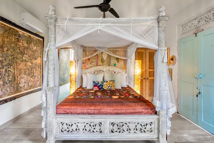 Меката светлина, богатите текстури и ръчно изработените детайли създават успокояваща, приветлива атмосфера в спалня 3. 