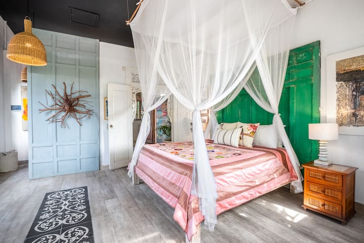 Спалня 2 –: Ръчно изработените мебели, подбраното изкуство и гледките към пищната градина правят спалня 2 спокойно убежище.