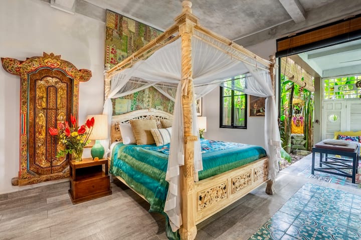 Спалня 1 -: Този красив апартамент се отваря към басейна и градината — с резбовано легло, антична врата, Раджастхански юрган и самостоятелна баня. 
