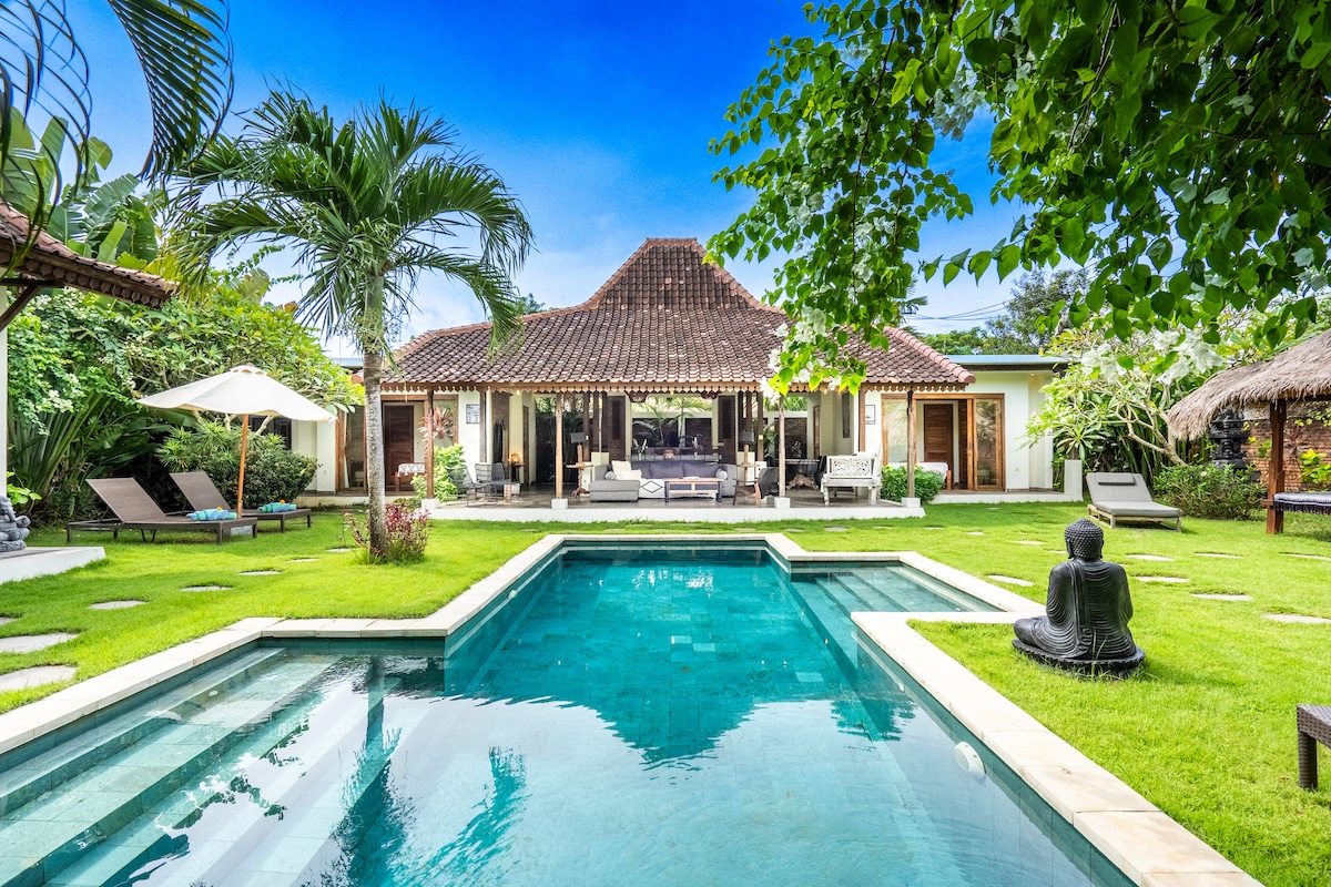 Villa in South Kuta · ★4.77 · 3 bedrooms · 4 beds · 3 private baths รายการ Airbnb เปรียบเทียบ