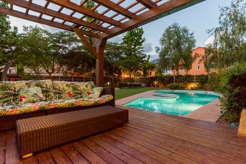House with a private pool and garden than the moon.