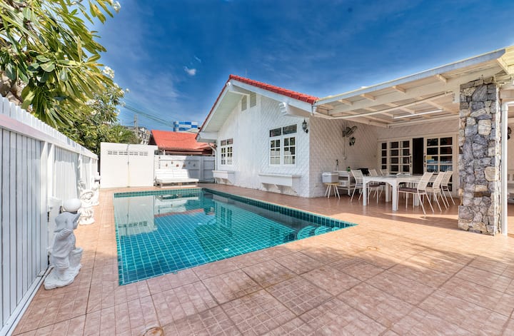 Friendly Pool Villa - Pattaya