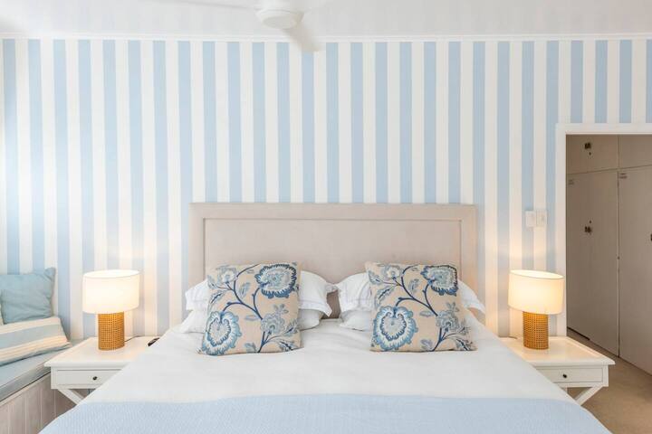 Freshly Decorated House – Walk to Beaches