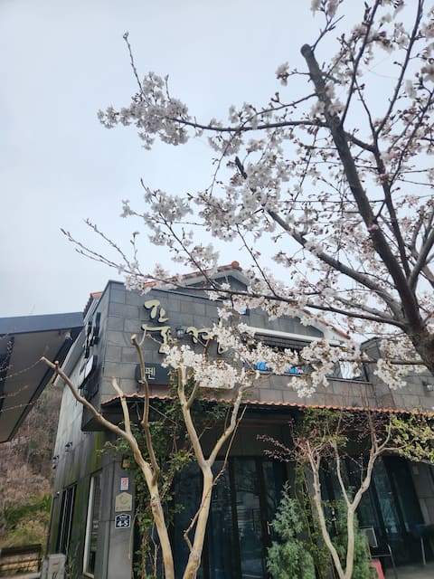 Landscape pension 2nd floor lawn room comfortable rest area Naewonsa entrance