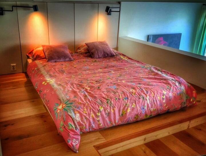 Der Schlafplatz befindet sich in einer sehr gemütlichen Maisonette. Es fühlt sich wie ein Baumhaus an. Die Kopffreiheit beträgt ca. 160 m.