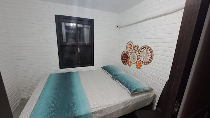 Habitación con cama matrimonial, tamaño estándar de 188 cm x 138 cm y colchón Ortobom Max Spring, de 20 cm de altura. Sábanas y fundas de almohada de microfibra.  