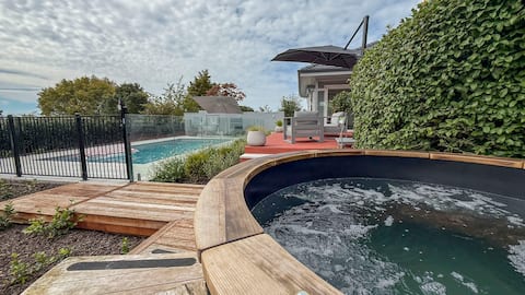 Sunny 4-Bedroom Escape with Pool & Hot Tub