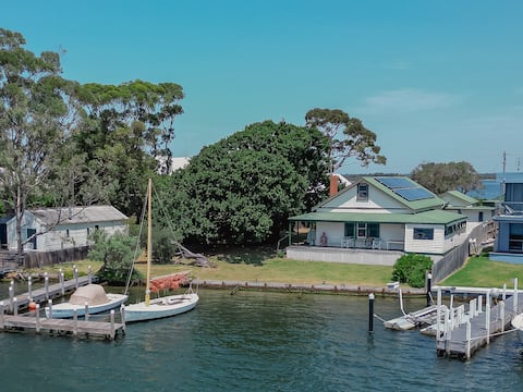 Metung waterfrontage holiday home with jetty