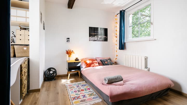 舒适的卧室，可欣赏季节性树景，庭院安静（夜间关闭大门，完全安静）。 配备工作空间、充足的存储空间和充足的衣架和行李架。完美的宁静度假胜地！