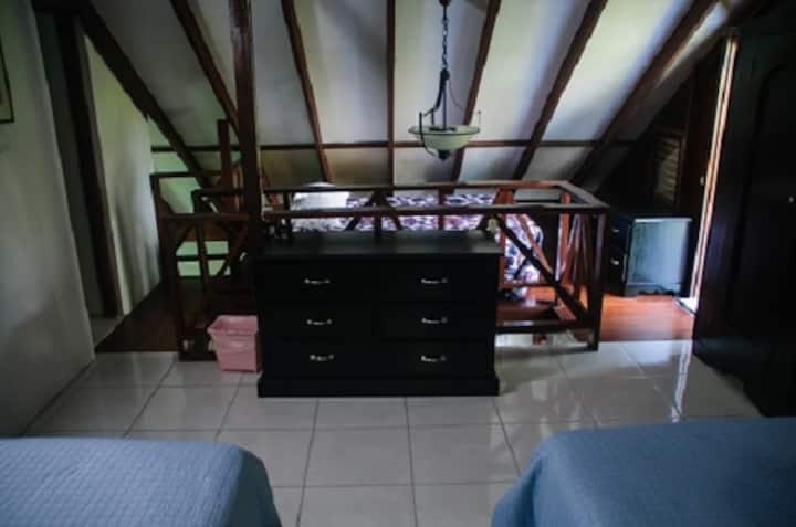 2 საძინებელში არის ორი ორადგილიანი საწოლი და ერთი ორადგილიანი საწოლი 