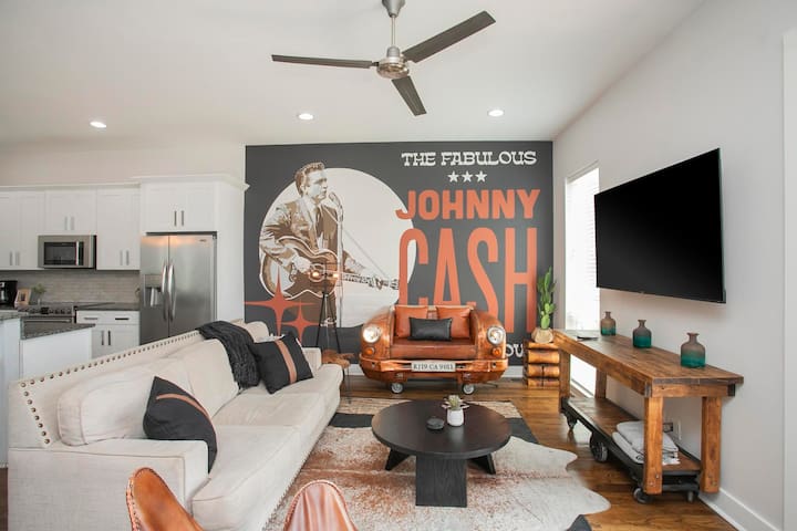 Famous CASH HOUSE – Big Backyard – 2M to Downtown