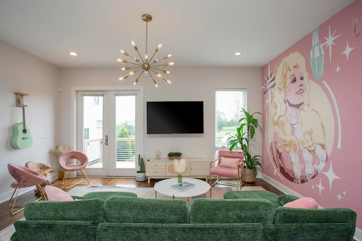 Famous DOLLY HOUSE – Skyline View – 2M to Downtown