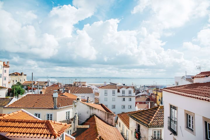 River view Portuguese Soul w/terrace Alfama 7p