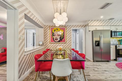 Iconic PINK Beach Retreat!