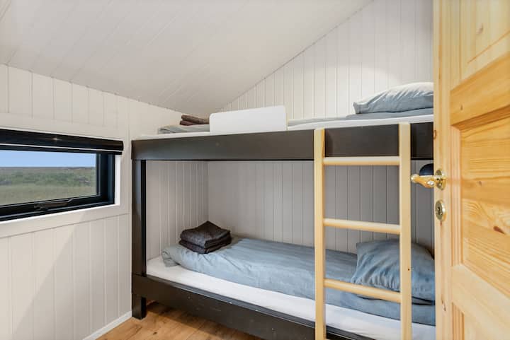 De tweede slaapkamer heeft een klein stapelbed. Het is perfect voor gezinnen die reizen met kinderen, slaapbank in de woonkamer is de optie voor gasten van 5'6 en langer.  