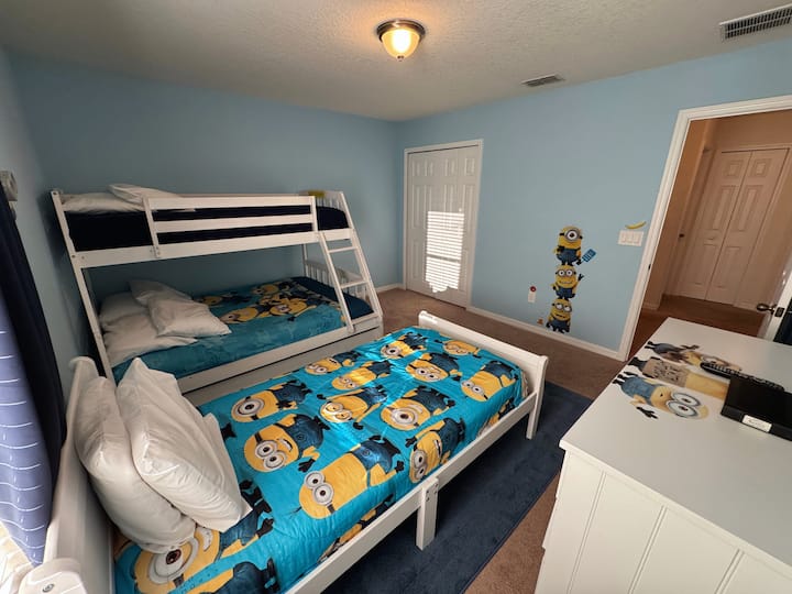 房间以小黄人为主题。