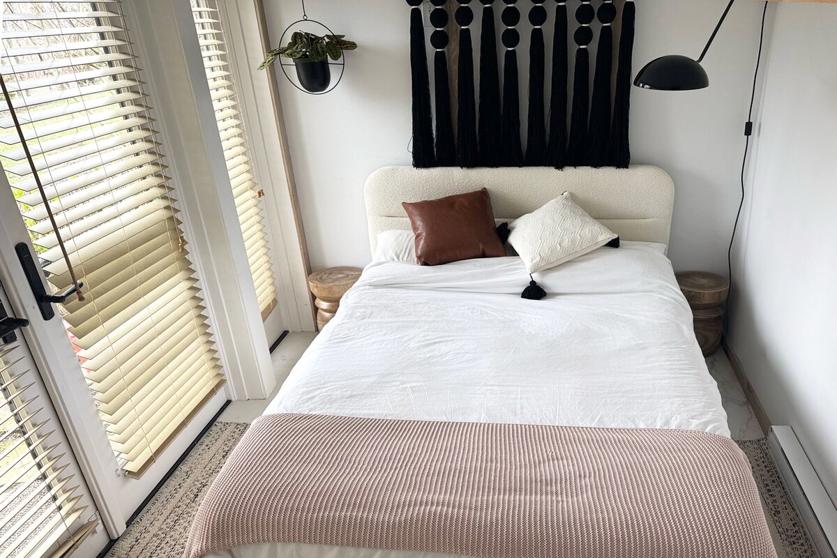 Pequeño pero especial. Cama completa, con puertas francesas que se abren al recinto. Vista de la bahía desde la habitación