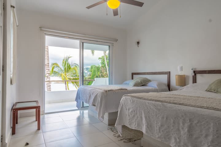 3号房设有阳台，可欣赏壮丽的海滩和海景，两张标准双人床，一间全功能卫生间，与4号房共用一间全功能卫生间