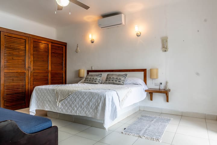 1号房间设有1张2米宽双人床、1张沙发床、独立卫生间和浴缸、空调和风扇。