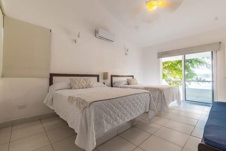 2号房间设有阳台，可欣赏令人难以置信的海滩和大海景观、两张标准双人床、带衣柜的独立卫生间和全尺寸衣柜。