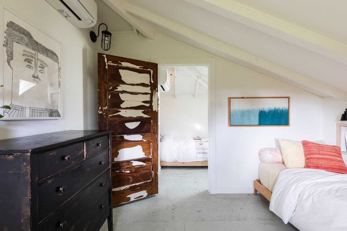 Спальня з двома односпальними ліжками, до яких можна дістатися лише через іншу спальню з 2 односпальними ліжками.