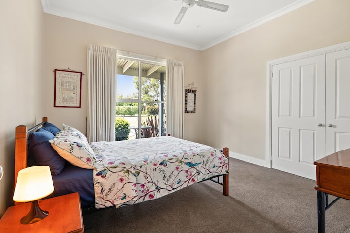 舒适的床，可欣赏花园景观