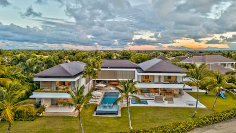 Arrecife Royale - Scenic Lake and Golfside Retreat