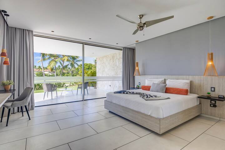 Arrecife Royale – Scenic Lake and Golfside Retreat