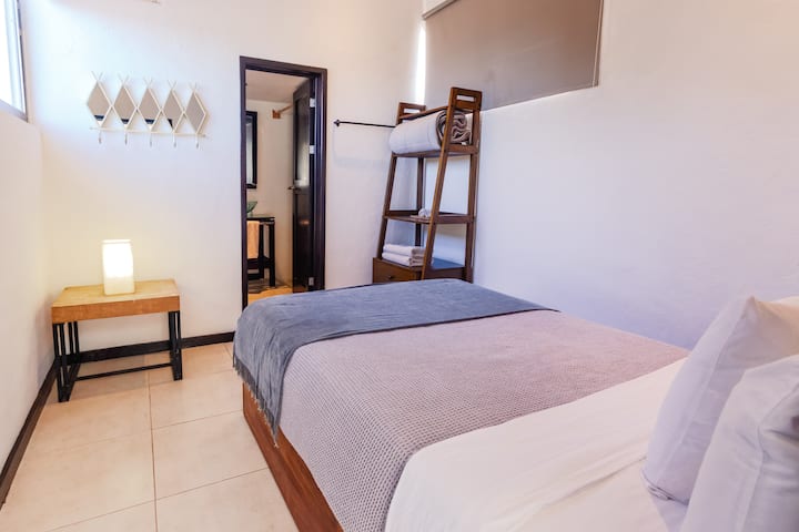 房间4：（二楼-小房间） 
一张双人床。 
浴室内配备淋浴设施和马桶
空调