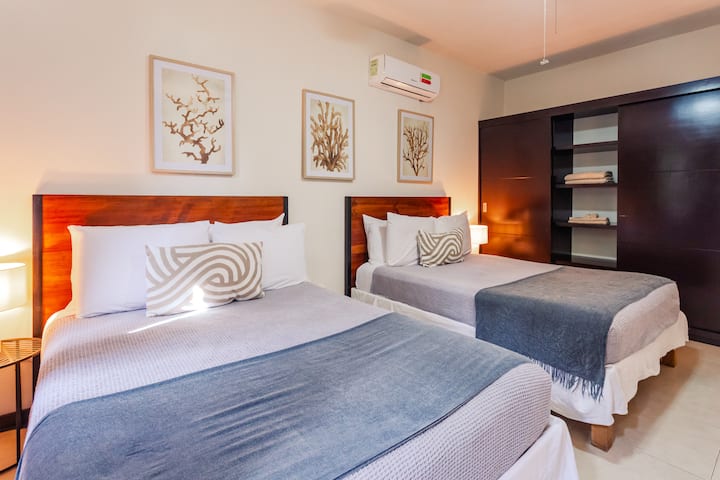 房间3 ：。
2张双人床，可容纳4人-独立卫生间-空调-花园景观。