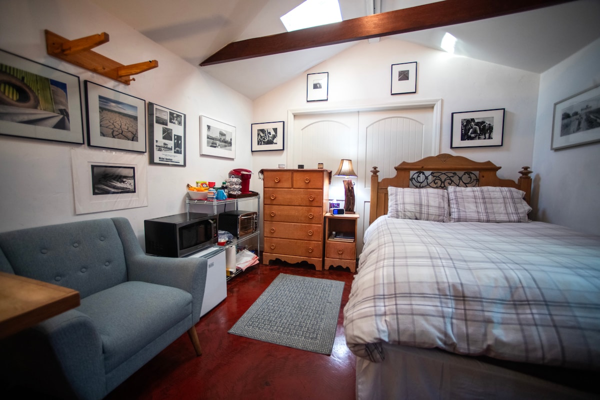 Pod strešnými oknami si môžete vychutnať luxusnú menšiu manželskú posteľ, kávovar Keurig (struky k dispozícii), mikrovlnnú rúru, rúru s hriankovačom, chladničku a pohodlnú stoličku.