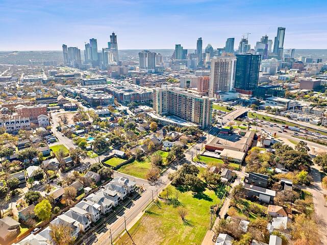 East Austin oasis: perfect bachelor gathering spot gallery image 5