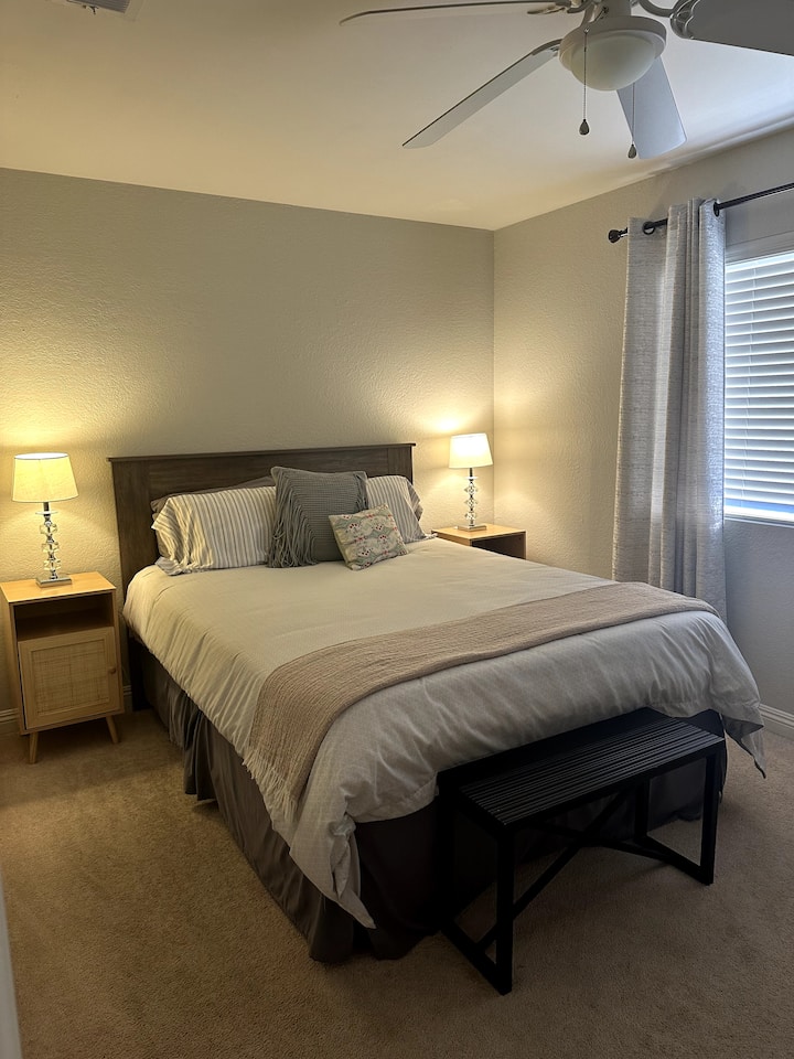 Slaapkamer 2 biedt een queensize bed met pluche matras en comfortabel beddengoed