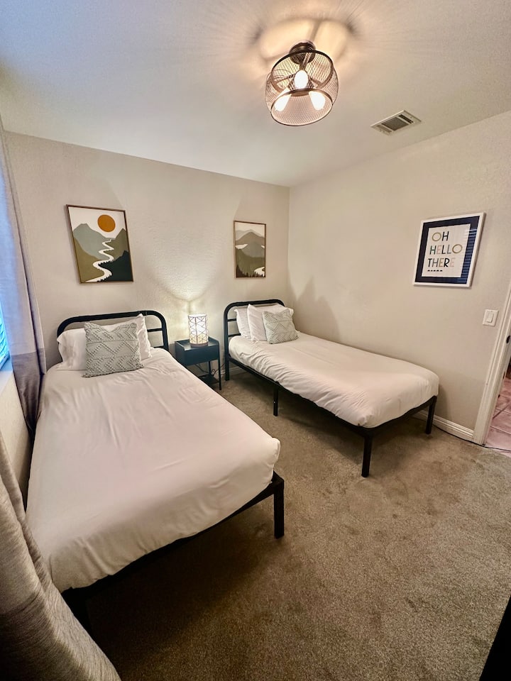 Slaapkamer 3 biedt 2 extra lange eenpersoonsbedden