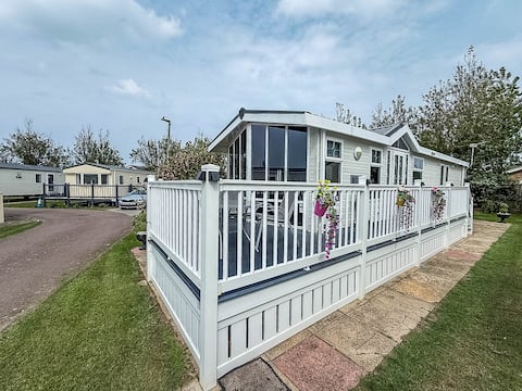 Great 6 berth spacious caravan with large outdoor space ref 50056L