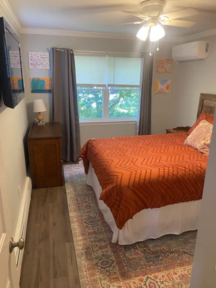 Dormitorio en el segundo piso con cama tamaño queen y mini split propio. TV de 40pulgadas
