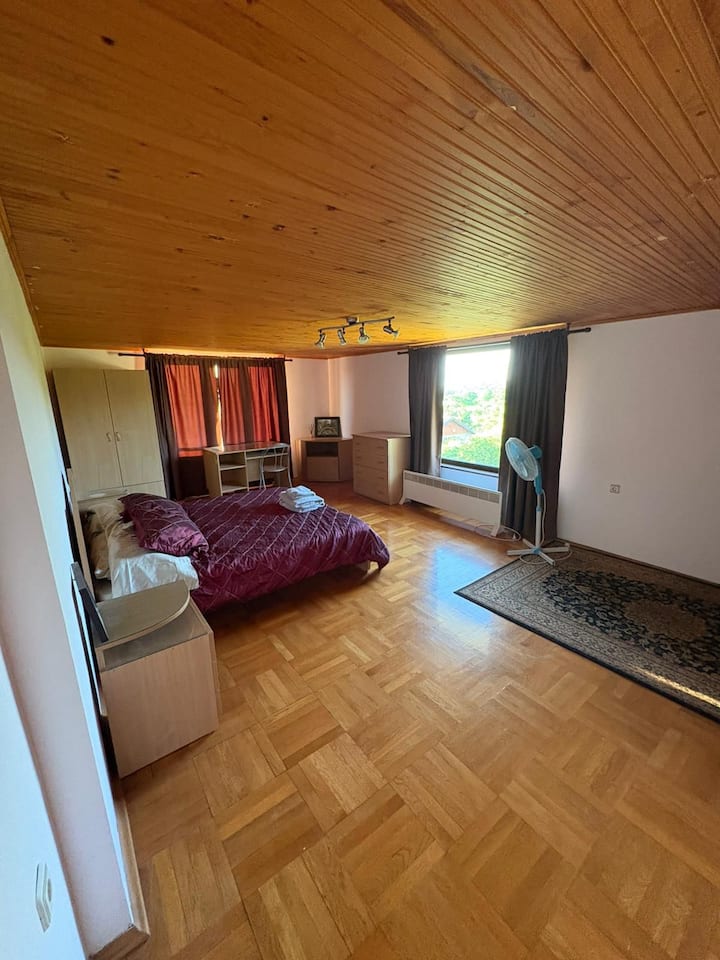 سرير بحجم كوين في غرفة نوم كبيرة بمساحة 40 مترًا مربعًا مع حمام كامل الحجم خاص بها. إطلالات على الجبال والبحر الأسود.